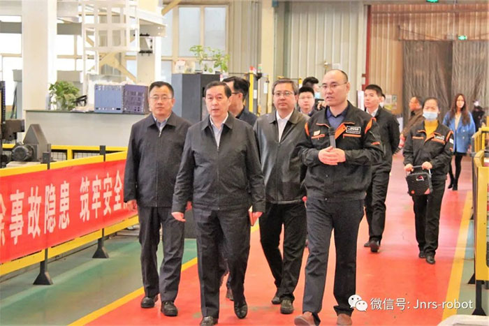 自治區(qū)黨委常委、常務(wù)副主席張超超一行參觀調(diào)研巨能機(jī)器人